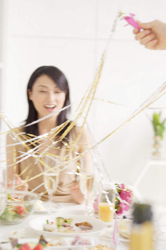 东方人,两个人,伙伴,朋友,坐,笑,微笑,露齿笑,竖图,室内,白天,正面,友谊,餐桌,桌子,亚洲,服装,装饰,注视,休闲装,黄种人,衣服,彩带,观察,看,休闲,休闲服,服饰,餐台,观看,华丽,修饰,点缀,察看,关注,衬托,美观,雅致,雅观,友情,年轻女性,女人,女性,亚洲人,坐着,半身,彩图