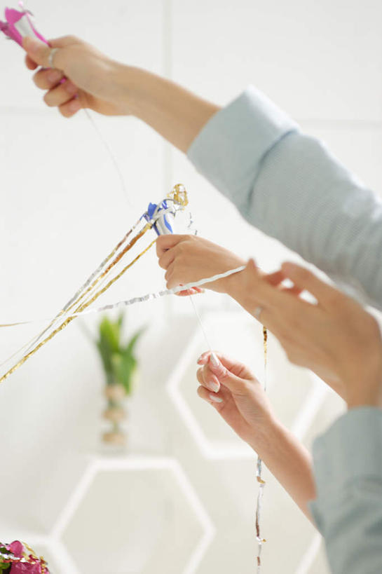 东方人,两个人,伙伴,朋友,站,举,竖图,室内,白天,仰视,友谊,亚洲,服装,注视,休闲装,黄种人,衣服,彩带,观察,看,托,站着,休闲,休闲服,服饰,观看,察看,关注,友情,年轻女性,女人,女性,亚洲人,举起,举手,举着,向上举,向上伸,向上托,站立,半身,彩图,低角度拍摄