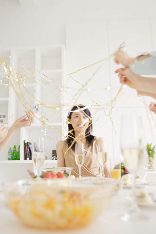 东方人,四个人,伙伴,朋友,餐厅,坐,笑,微笑,露齿笑,竖图,室内,白天,正面,友谊,餐桌,桌子,餐具,亚洲,服装,碟子,盘,食品,拿,拿着,注视,休闲装,黄种人,玻璃制品,食物,衣服,盘子,玻璃瓶,彩带,瓶子,碟,观察,看,休闲,休闲服,服饰,餐台,观看,察看,关注,友情,年轻女性,女人,女性,亚洲人,进餐用具,烹调用具,坐着,半身,彩图