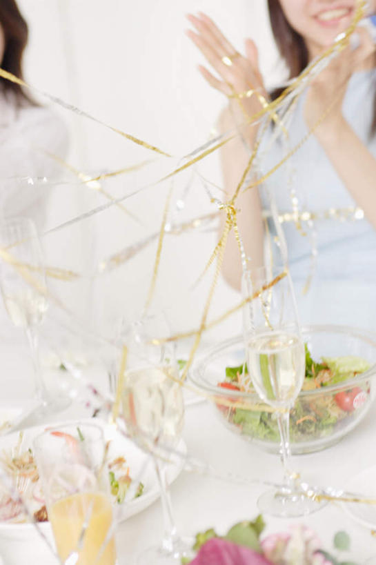 东方人,两个人,伙伴,朋友,餐厅,站,笑,微笑,露齿笑,竖图,俯视,室内,白天,友谊,餐桌,桌子,蔬菜,餐具,亚洲,服装,新鲜,碟子,盘,生食,蔬菜沙拉,沙拉,食品,注视,休闲装,黄种人,色拉,沙律,食物,衣服,盘子,碟,观察,看,站着,休闲,休闲服,服饰,有机食品,绿色食品,餐台,观看,色拉酱,察看,关注,千岛酱,友情,年轻女性,女人,女性,亚洲人,站立,半身,彩图,高角度拍摄