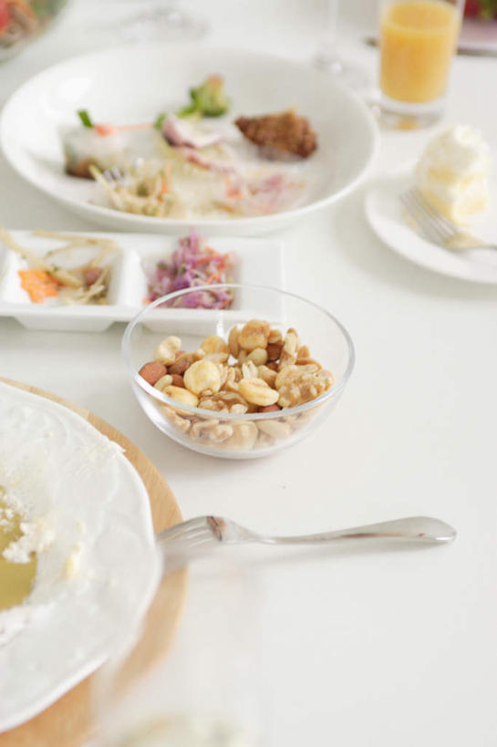 无人,竖图,俯视,室内,特写,白天,餐桌,桌子,蔬菜,杯子,餐具,朦胧,模糊,新鲜,叉子,碟子,盘,肉,食品,肉类,玻璃制品,食物,盘子,水杯,碟,有机食品,绿色食品,餐台,肉食,餐叉,玻璃杯,进餐用具,彩图,高角度拍摄