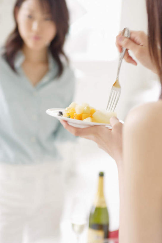 东方人,两个人,伙伴,朋友,坐,竖图,室内,白天,侧面,友谊,餐具,亚洲,服装,叉子,碟子,盘,拿,拿着,注视,休闲装,黄种人,玻璃制品,衣服,盘子,玻璃瓶,瓶子,碟,观察,看,休闲,休闲服,服饰,观看,察看,关注,餐叉,友情,年轻女性,女人,女性,亚洲人,进餐用具,坐着,半身,彩图