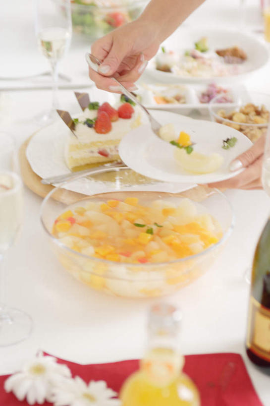 东方人,一个人,餐厅,站,竖图,俯视,室内,白天,餐桌,桌子,餐具,水果,亚洲,仅一个年轻女性,仅一个女性,仅一个人,服装,叉子,碟子,盘,沙拉,拿,拿着,注视,休闲装,黄种人,色拉,水果沙拉,衣服,盘子,碟,观察,看,站着,休闲,休闲服,服饰,有机食品,绿色食品,餐台,观看,色拉酱,察看,关注,千岛酱,餐叉,年轻女性,女人,女性,亚洲人,进餐用具,站立,半身,彩图,高角度拍摄