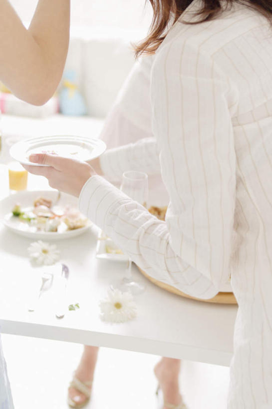 点心,东方人,两个人,伙伴,朋友,站,竖图,室内,白天,侧面,下午茶,友谊,杯子,餐具,亚洲,服装,碟子,盘,食品,拿,拿着,注视,休闲装,黄种人,玻璃制品,食物,糕点,衣服,盘子,水杯,碟,观察,看,站着,休闲,休闲服,服饰,观看,察看,关注,友情,年轻女性,女人,女性,亚洲人,玻璃杯,站立,半身,彩图,蛋糕