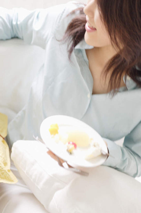 点心,东方人,一个人,客厅,坐,笑,微笑,露齿笑,竖图,俯视,室内,白天,下午茶,餐具,亚洲,仅一个年轻女性,仅一个女性,仅一个人,服装,叉子,碟子,盘,食品,拿,拿着,注视,休闲装,黄种人,食物,糕点,衣服,盘子,碟,观察,看,休闲,休闲服,服饰,观看,察看,起居室,关注,餐叉,年轻女性,女人,女性,亚洲人,进餐用具,坐着,半身,彩图,高角度拍摄,蛋糕