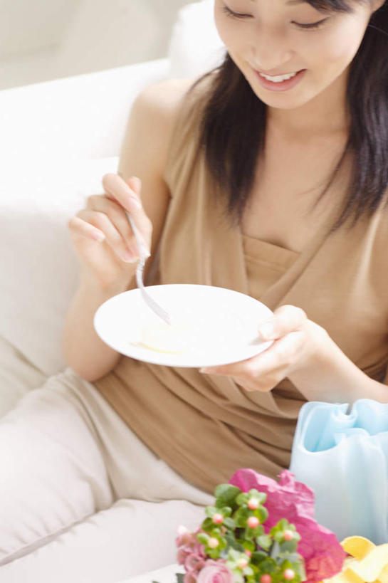 点心,东方人,一个人,客厅,坐,笑,微笑,露齿笑,竖图,俯视,室内,白天,下午茶,餐具,亚洲,仅一个年轻女性,仅一个女性,仅一个人,服装,叉子,碟子,盘,食品,拿,拿着,注视,休闲装,黄种人,食物,糕点,衣服,盘子,碟,观察,看,休闲,休闲服,服饰,观看,察看,起居室,关注,餐叉,年轻女性,女人,女性,亚洲人,进餐用具,坐着,半身,彩图,高角度拍摄,蛋糕