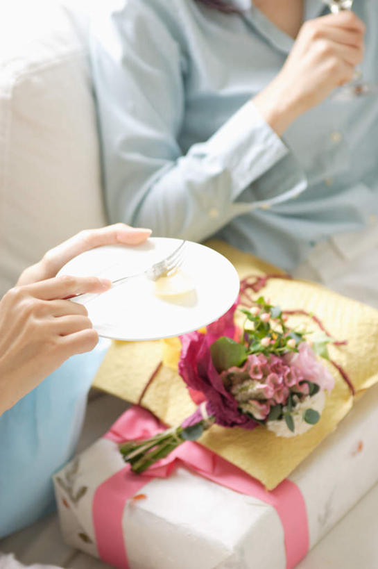 东方人,两个人,伙伴,朋友,客厅,坐,竖图,俯视,室内,白天,购物,友谊,消费,沙发,餐具,袋子,亚洲,服装,包装袋,碟子,盘,手提袋,购物袋,拿,拿着,注视,休闲装,黄种人,衣服,盘子,碟,观察,看,休闲,休闲服,金融,服饰,观看,察看,起居室,购买,关注,贸易,布艺沙发,友情,年轻女性,女人,女性,亚洲人,坐着,半身,彩图,高角度拍摄