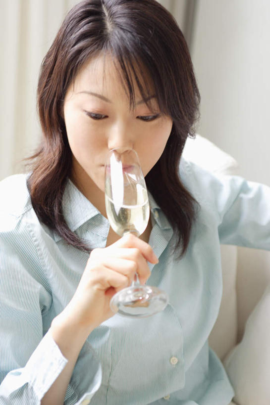 葡萄酒,东方人,一个人,客厅,坐,竖图,俯视,室内,白天,杯子,亚洲,仅一个年轻女性,仅一个女性,仅一个人,服装,高脚杯,红酒杯,酒类,拿,拿着,注视,休闲装,黄种人,玻璃制品,酒,饮料,衣服,酒杯,观察,看,休闲,休闲服,服饰,观看,察看,起居室,关注,年轻女性,女人,女性,亚洲人,玻璃杯,坐着,半身,彩图,高角度拍摄