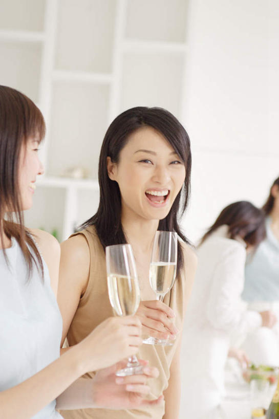 东方人,两个人,伙伴,朋友,餐厅,坐,笑,微笑,露齿笑,竖图,室内,白天,正面,友谊,杯子,亚洲,服装,高脚杯,拿,拿着,注视,休闲装,黄种人,玻璃制品,衣服,酒杯,观察,看,休闲,休闲服,服饰,观看,察看,关注,香槟杯,友情,年轻女性,女人,女性,亚洲人,玻璃杯,坐着,半身,彩图