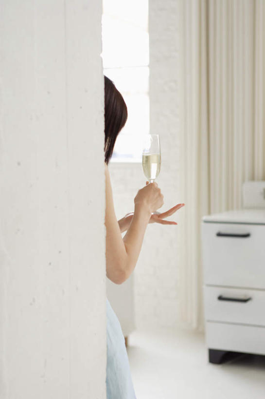 东方人,一个人,客厅,坐,竖图,室内,白天,侧面,杯子,亚洲,仅一个年轻女性,仅一个女性,仅一个人,服装,高脚杯,液体,红酒杯,拿,拿着,注视,休闲装,黄种人,玻璃制品,衣服,酒杯,观察,看,休闲,休闲服,服饰,观看,察看,起居室,关注,年轻女性,女人,女性,亚洲人,玻璃杯,坐着,半身,彩图