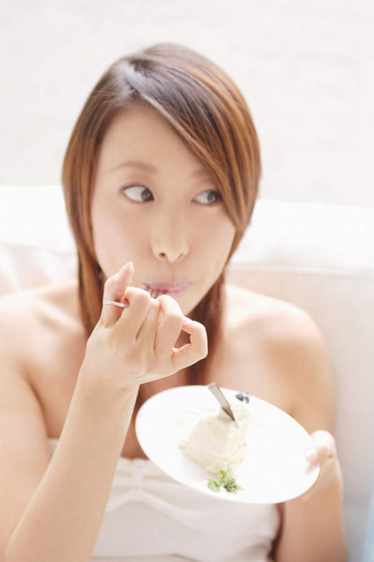 点心,东方人,一个人,坐,笑,微笑,露齿笑,竖图,室内,白天,正面,下午茶,餐具,亚洲,仅一个年轻女性,仅一个女性,仅一个人,服装,叉子,碟子,盘,食品,拿,拿着,注视,休闲装,黄种人,食物,糕点,衣服,盘子,碟,观察,看,休闲,休闲服,服饰,观看,察看,关注,餐叉,年轻女性,女人,女性,亚洲人,进餐用具,坐着,半身,彩图,蛋糕