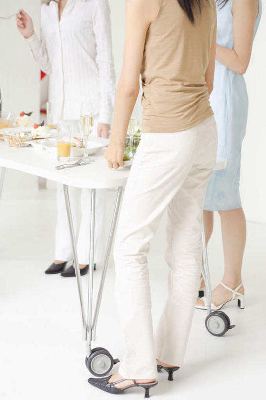 东方人,三个人,伙伴,朋友,站,竖图,室内,白天,友谊,餐具,亚洲,服装,碟子,盘,拿,拿着,注视,休闲装,黄种人,背面,衣服,盘子,碟,观察,看,站着,休闲,休闲服,服饰,观看,察看,关注,友情,年轻女性,女人,女性,亚洲人,进餐用具,烹调用具,站立,半身,彩图