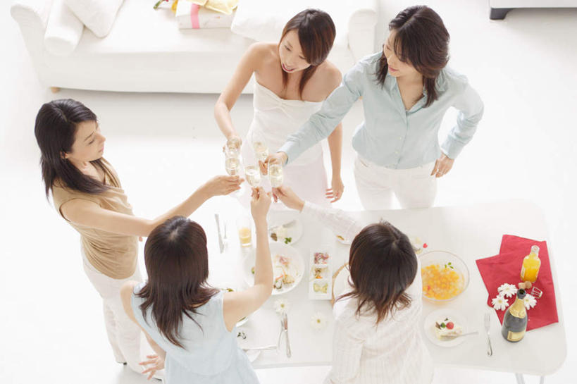 东方人,伙伴,朋友,站,横图,俯视,室内,白天,友谊,杯子,亚洲,服装,庆祝,高脚杯,许多人,拿,拿着,注视,休闲装,黄种人,玻璃制品,衣服,酒杯,干杯,观察,看,碰杯,站着,一群人,休闲,休闲服,交际,友好,服饰,观看,庆贺,察看,关注,礼仪,敬酒,香槟杯,友情,年轻女性,女人,女性,亚洲人,玻璃杯,站立,半身,彩图,高角度拍摄