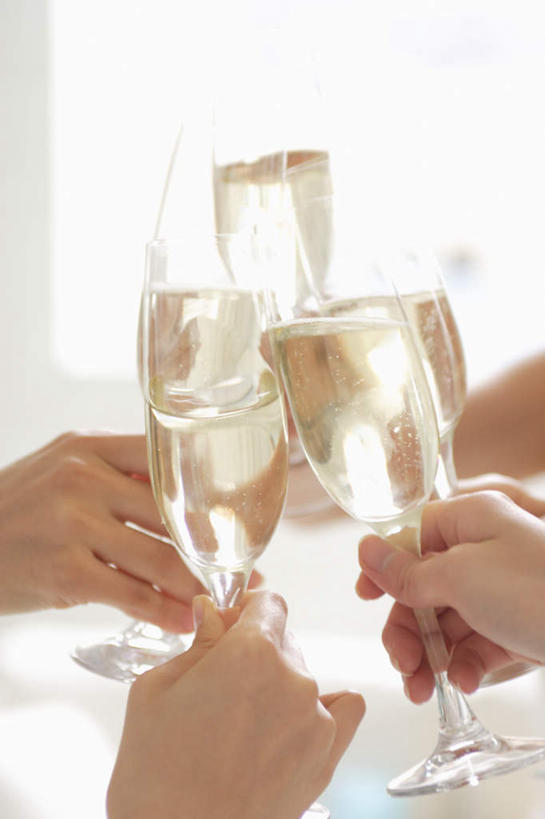 东方人,伙伴,朋友,站,举,竖图,室内,白天,正面,友谊,杯子,亚洲,服装,庆祝,高脚杯,许多人,拿,拿着,注视,休闲装,黄种人,玻璃制品,衣服,酒杯,干杯,观察,看,碰杯,托,站着,一群人,休闲,休闲服,交际,友好,服饰,观看,庆贺,察看,关注,礼仪,敬酒,香槟杯,友情,年轻女性,女人,女性,亚洲人,玻璃杯,举起,举手,举着,向上举,向上伸,向上托,站立,半身,彩图