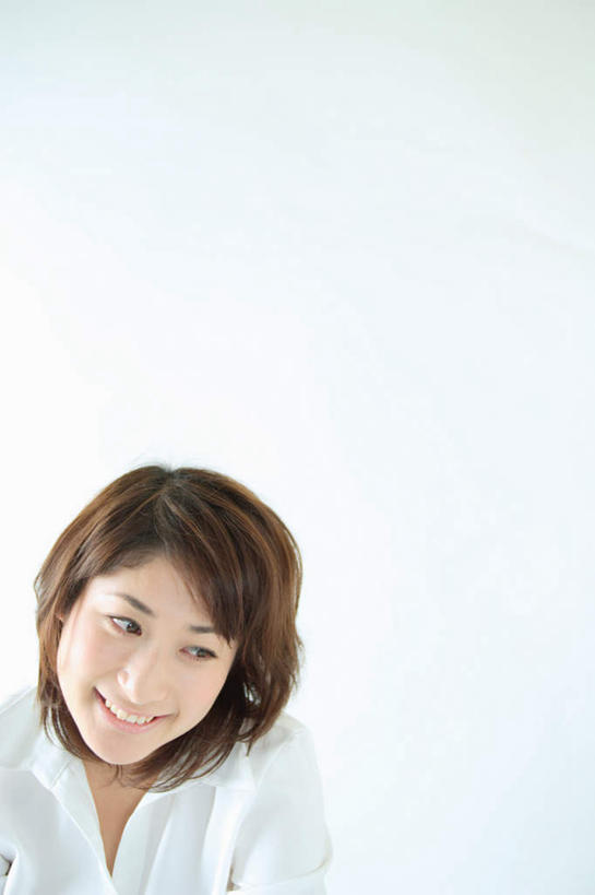 东方人,一个人,坐,笑,微笑,露齿笑,竖图,室内,白天,白色背景,正面,亚洲,仅一个年轻女性,仅一个女性,仅一个人,服装,注视,休闲装,黄种人,衣服,观察,看,休闲,休闲服,摄影,服饰,影棚,观看,察看,关注,年轻女性,女人,女性,亚洲人,坐着,半身,彩图,影棚拍摄,拍摄