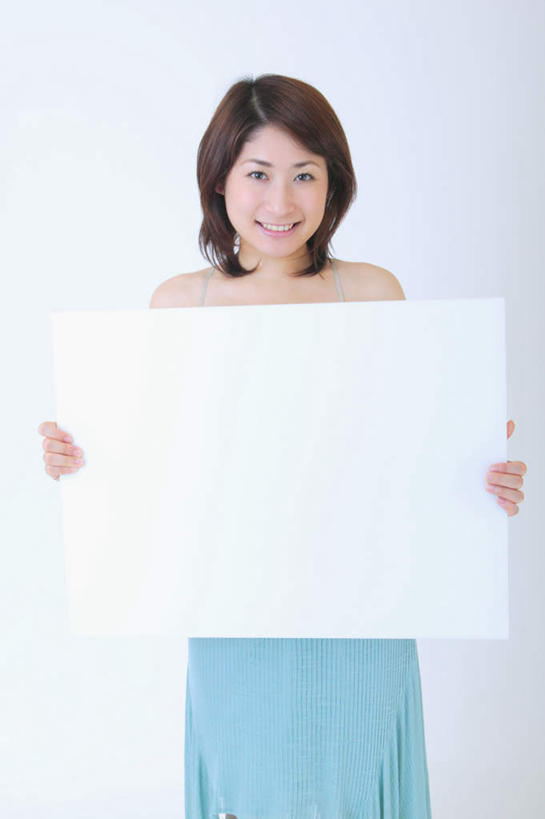 东方人,一个人,站,笑,微笑,露齿笑,竖图,室内,白天,白色背景,正面,亚洲,仅一个年轻女性,仅一个女性,仅一个人,服装,拿,拿着,注视,休闲装,黄种人,衣服,白板,观察,看,站着,休闲,休闲服,摄影,服饰,影棚,观看,察看,关注,记录板,记事板,年轻女性,女人,女性,亚洲人,半身,彩图,影棚拍摄,拍摄