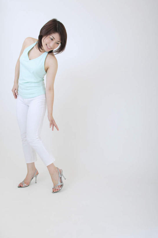 东方人,一个人,站,竖图,室内,白天,正面,亚洲,仅一个年轻女性,仅一个女性,仅一个人,灰色背景,服装,注视,休闲装,黄种人,衣服,低头,观察,看,站着,休闲,休闲服,摄影,服饰,影棚,观看,察看,关注,年轻女性,女人,女性,亚洲人,彩图,全身,影棚拍摄,拍摄