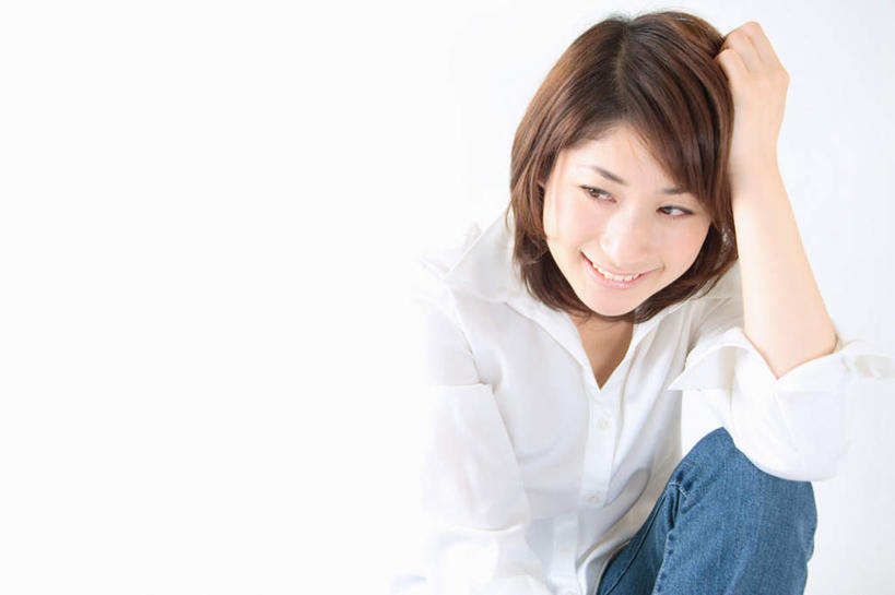 东方人,一个人,坐,笑,微笑,露齿笑,横图,室内,白天,白色背景,正面,亚洲,仅一个年轻女性,仅一个女性,仅一个人,撑,服装,注视,休闲装,黄种人,衣服,观察,看,休闲,休闲服,摄影,服饰,影棚,观看,察看,撑着,关注,年轻女性,女人,女性,亚洲人,坐着,半身,彩图,影棚拍摄,拍摄