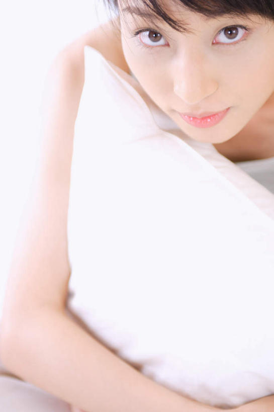 东方人,一个人,坐,抱,笑,微笑,竖图,俯视,室内,白天,白色背景,靠垫,亚洲,仅一个年轻女性,仅一个女性,仅一个人,服装,靠枕,注视,休闲装,黄种人,衣服,垫子,枕头,观察,看,休闲,休闲服,摄影,服饰,影棚,抱着,观看,察看,关注,年轻女性,女人,女性,亚洲人,坐着,半身,彩图,高角度拍摄,影棚拍摄,拍摄