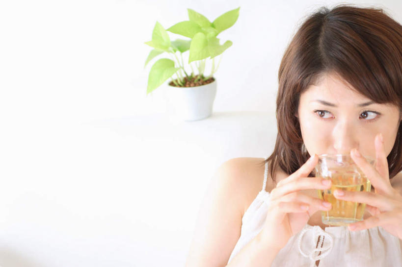 东方人,一个人,坐,横图,室内,白天,白色背景,正面,植物,杯子,亚洲,仅一个年轻女性,仅一个女性,仅一个人,服装,盆栽,盆景,拿,拿着,注视,休闲装,黄种人,衣服,绿色,自然,水杯,观察,看,休闲,休闲服,摄影,服饰,影棚,生长,成长,观看,察看,关注,年轻女性,女人,女性,亚洲人,茶杯,坐着,半身,彩图,影棚拍摄,拍摄