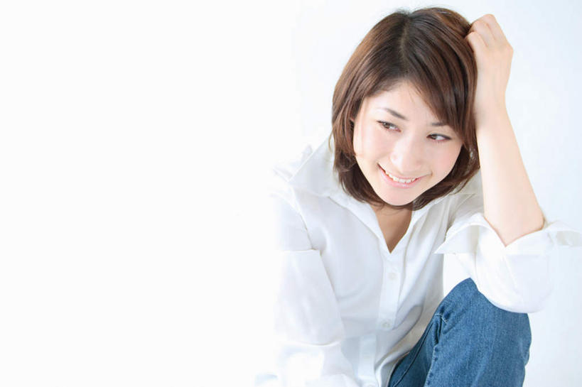 东方人,一个人,坐,笑,微笑,露齿笑,横图,室内,白天,白色背景,正面,亚洲,仅一个年轻女性,仅一个女性,仅一个人,撑,服装,注视,休闲装,黄种人,衣服,观察,看,休闲,休闲服,摄影,服饰,影棚,观看,察看,撑着,关注,年轻女性,女人,女性,亚洲人,坐着,半身,彩图,影棚拍摄,拍摄