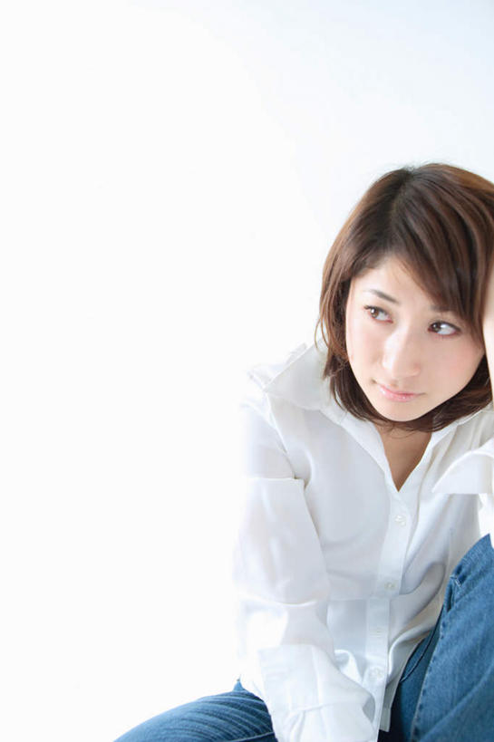 东方人,一个人,坐,笑,微笑,竖图,室内,白天,白色背景,正面,亚洲,仅一个年轻女性,仅一个女性,仅一个人,服装,注视,休闲装,黄种人,衣服,观察,看,休闲,休闲服,摄影,服饰,影棚,观看,察看,关注,年轻女性,女人,女性,亚洲人,坐着,半身,彩图,影棚拍摄,拍摄