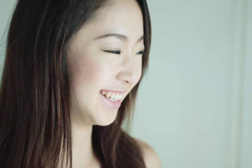 东方人,一个人,站,笑,微笑,露齿笑,横图,室内,特写,白天,正面,亚洲,仅一个年轻女性,仅一个女性,仅一个人,灰色背景,服装,墙,注视,休闲装,黄种人,墙壁,墙面,衣服,观察,看,站着,休闲,休闲服,摄影,服饰,影棚,观看,察看,关注,年轻女性,女人,女性,亚洲人,半身,彩图,影棚拍摄,拍摄