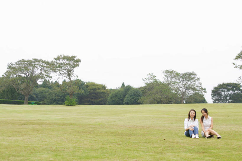 东方人,两个人,伙伴,朋友,坐,笑,微笑,露齿笑,横图,室外,白天,正面,友谊,草地,草坪,植物,亚洲,服装,云,云朵,云彩,注视,休闲装,黄种人,草,树,树木,衣服,绿色,白云,自然,观察,看,休闲,休闲服,服饰,生长,成长,观看,察看,关注,友情,年轻女性,女人,女性,亚洲人,坐着,彩图,全身