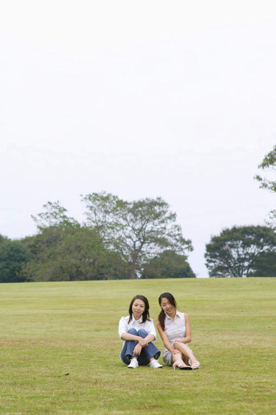 东方人,两个人,伙伴,朋友,坐,笑,微笑,露齿笑,竖图,室外,白天,正面,友谊,草地,草坪,植物,亚洲,服装,云,云朵,云彩,注视,休闲装,黄种人,草,树,树木,衣服,绿色,白云,自然,观察,看,休闲,休闲服,服饰,生长,成长,观看,察看,关注,友情,年轻女性,女人,女性,亚洲人,坐着,彩图,全身