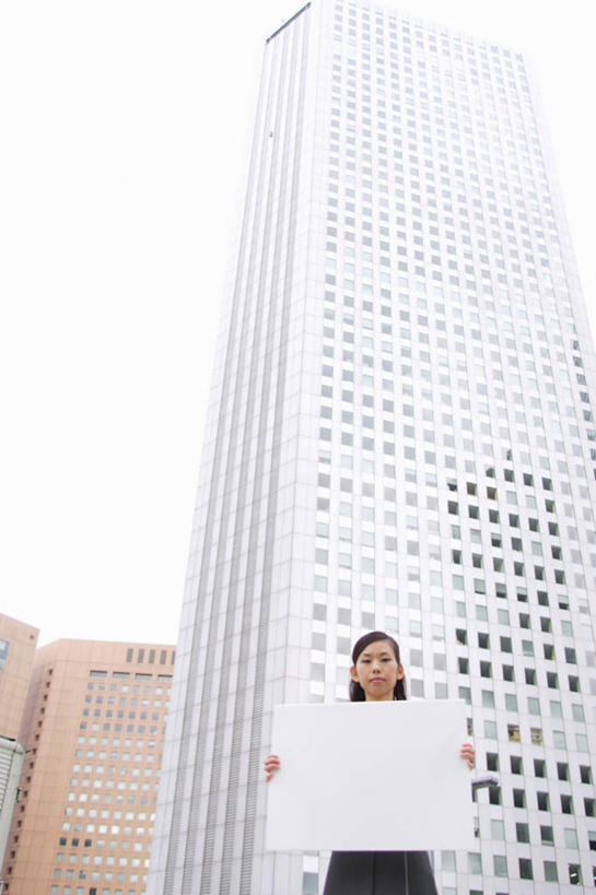 东方人,一个人,高楼大厦,栏杆,站,竖图,室外,白天,仰视,职员,植物,大厦,建筑,摩天大楼,亚洲,仅一个年轻女性,仅一个女性,仅一个人,阴影,光线,影子,围栏,拿,拿着,注视,黄种人,护栏,树,树木,蓝色,绿色,蓝天,天空,阳光,自然,白板,天,观察,看,站着,生长,晴朗,成长,观看,察看,关注,记录板,记事板,万里无云,年轻女性,女人,女性,亚洲人,白领,商人,上班族,晴空,晴空万里,站立,半身,彩图,低角度拍摄,大楼,高层建筑,高楼,摩天楼,白领阶层,办公室职员