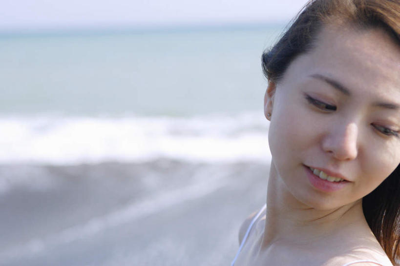 东方人,一个人,站,笑,微笑,露齿笑,横图,室内,白天,正面,海浪,海洋,亚洲,仅一个年轻女性,仅一个女性,仅一个人,服装,朦胧,模糊,浪花,注视,休闲装,黄种人,衣服,海水,观察,看,站着,休闲,休闲服,服饰,观看,察看,关注,海景,年轻女性,女人,女性,亚洲人,大海,风浪,海,海水的波动,近岸浪,涌浪,半身,彩图
