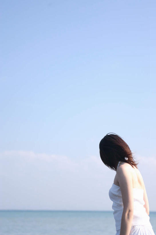 东方人,一个人,站,竖图,室外,白天,侧面,海浪,海洋,亚洲,仅一个年轻女性,仅一个女性,仅一个人,服装,浪花,云,云朵,云彩,注视,休闲装,黄种人,衣服,蓝色,白云,蓝天,天空,海水,天,低头,观察,看,站着,休闲,休闲服,服饰,观看,察看,关注,海景,年轻女性,女人,女性,亚洲人,大海,风浪,海,海水的波动,近岸浪,涌浪,半身,彩图