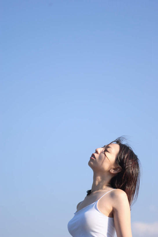 东方人,一个人,站,竖图,室外,白天,侧面,亚洲,仅一个年轻女性,仅一个女性,仅一个人,阴影,服装,光线,影子,注视,休闲装,黄种人,衣服,蓝色,蓝天,天空,阳光,天,观察,看,站着,休闲,休闲服,服饰,晴朗,观看,察看,关注,万里无云,年轻女性,女人,女性,亚洲人,晴空,晴空万里,抬头,仰头,半身,彩图