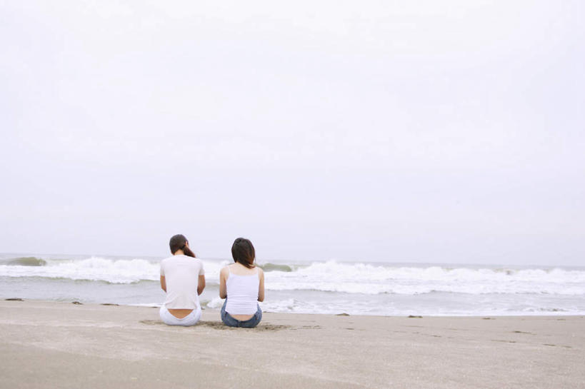 东方人,两个人,伙伴,朋友,坐,横图,室外,白天,友谊,海浪,海洋,沙滩,亚洲,服装,沙子,海岸,浪花,沙地,注视,休闲装,黄种人,背面,衣服,海水,观察,看,休闲,休闲服,服饰,观看,察看,关注,海景,友情,年轻女性,女人,女性,亚洲人,大海,风浪,海,海水的波动,海滩,近岸浪,涌浪,坐着,彩图,全身