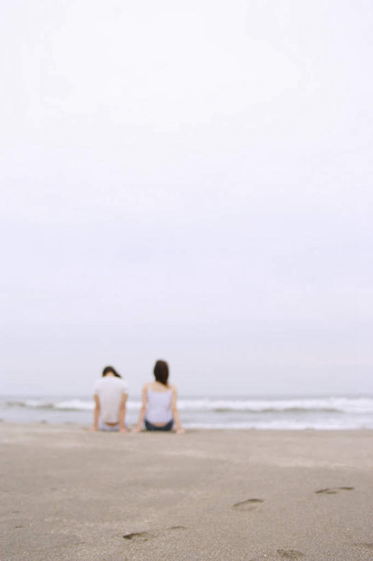 东方人,两个人,伙伴,朋友,坐,竖图,室外,白天,友谊,海浪,海洋,沙滩,亚洲,服装,沙子,海岸,浪花,沙地,注视,休闲装,黄种人,背面,衣服,海水,观察,看,休闲,休闲服,服饰,观看,察看,关注,海景,友情,年轻女性,女人,女性,亚洲人,大海,风浪,海,海水的波动,海滩,近岸浪,涌浪,坐着,彩图,全身