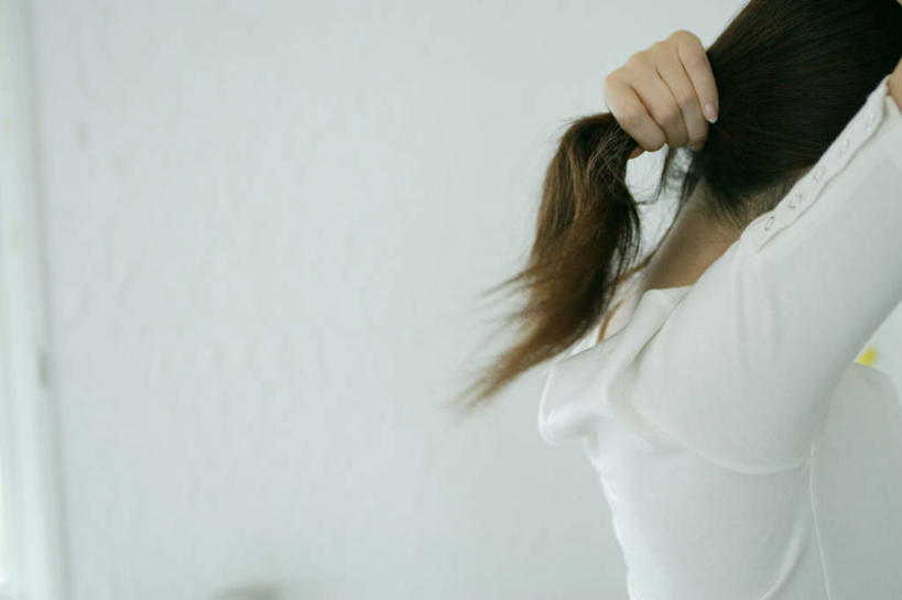 东方人,头发,一个人,客厅,站,横图,室内,白天,侧面,亚洲,仅一个年轻女性,仅一个女性,仅一个人,服装,墙,拿,拿着,注视,休闲装,黄种人,墙壁,墙面,衣服,观察,看,站着,休闲,休闲服,服饰,观看,察看,起居室,关注,年轻女性,女人,女性,亚洲人,站立,半身,彩图