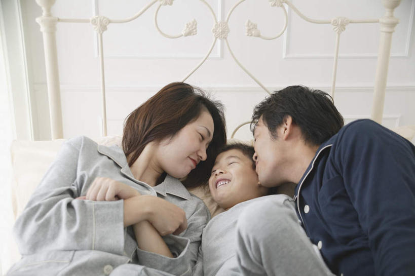 东方人,儿童,三个人,家庭,夫妻,母亲,父亲,儿子,躺,笑,微笑,露齿笑,横图,室内,白天,正面,爱情,纯洁,床,卧室,亚洲,服装,双人床,床单,浪漫,注视,休闲装,黄种人,被子,小孩,衣服,观察,看,休闲,温暖,温馨,父子,母子,三口之家,一家人,休闲服,恩爱,父爱,可爱,母爱,童年,童趣,恋人,服饰,观看,和睦,察看,被单,关注,童真,烂漫,无邪,卧着,天真,男孩,男人,男性,年轻男性,年轻女性,女人,女性,亚洲人,孩子,年轻人,夫妇,情侣,躺着,卧,半身,彩图,睡房,卧房,伴侣,融洽,男生