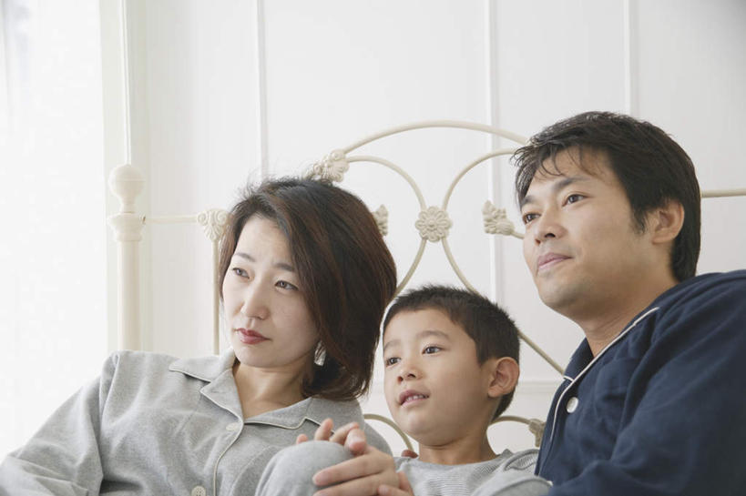 东方人,儿童,三个人,家庭,夫妻,母亲,父亲,儿子,躺,横图,室内,白天,正面,爱情,纯洁,床,卧室,亚洲,服装,双人床,床单,浪漫,注视,休闲装,黄种人,被子,小孩,衣服,观察,看,休闲,温暖,温馨,父子,母子,三口之家,一家人,休闲服,恩爱,父爱,可爱,母爱,童年,童趣,恋人,服饰,观看,和睦,察看,被单,关注,童真,烂漫,无邪,卧着,天真,男孩,男人,男性,年轻男性,年轻女性,女人,女性,亚洲人,孩子,年轻人,夫妇,情侣,躺着,卧,半身,彩图,睡房,卧房,伴侣,融洽,男生