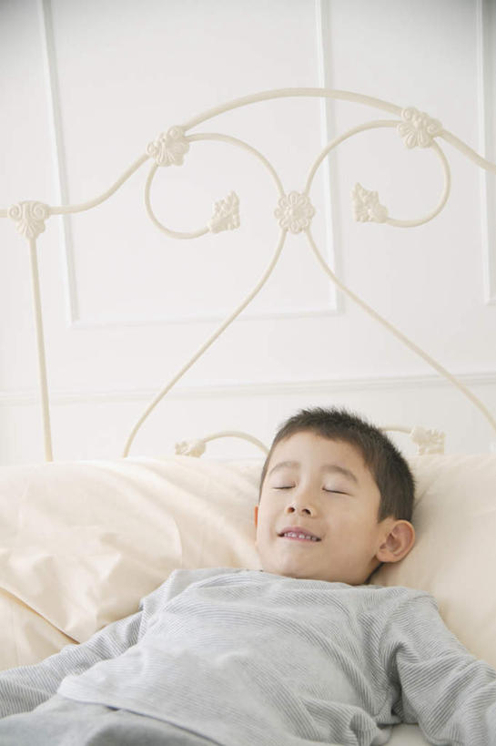 东方人,儿童,一个人,躺,闭眼,睡,竖图,室内,白天,正面,纯洁,床,卧室,亚洲,仅一个男性,仅一个人,服装,双人床,床单,注视,休闲装,黄种人,被子,小孩,衣服,观察,看,仅一个小孩,休闲,休闲服,可爱,童年,童趣,服饰,观看,察看,被单,关注,童真,烂漫,无邪,天真,男孩,男人,男性,亚洲人,孩子,闭眼睛,闭着眼,闭着眼睛,困,困觉,寝息,睡觉,躺着,半身,彩图,睡房,卧房,男生