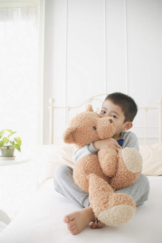 东方人,儿童,一个人,坐,抱,竖图,室内,白天,正面,游戏,纯洁,床,卧室,熊,玩具,亚洲,仅一个男性,仅一个人,服装,玩偶,双人床,床单,泰迪熊,玩,注视,休闲装,黄种人,娱乐,被子,小孩,衣服,玩具熊,观察,看,仅一个小孩,休闲,休闲服,可爱,童年,童趣,益智,服饰,毛绒玩具,抱着,观看,安慰,察看,被单,搂着,发泄,关注,消遣,童真,烂漫,无邪,宣泄,罗斯福熊,天真,男孩,男人,男性,亚洲人,孩子,搂,搂抱,玩耍,嬉戏,坐着,彩图,全身,睡房,卧房,男生