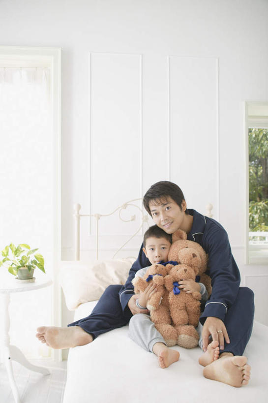东方人,儿童,两个人,家庭,父亲,儿子,坐,抱,竖图,室内,白天,正面,游戏,纯洁,床,卧室,熊,玩具,亚洲,服装,玩偶,双人床,床单,泰迪熊,玩,注视,休闲装,黄种人,娱乐,被子,小孩,衣服,玩具熊,观察,看,休闲,温暖,温馨,父子,一家人,休闲服,父爱,可爱,童年,童趣,益智,服饰,毛绒玩具,抱着,观看,安慰,和睦,察看,被单,搂着,发泄,关注,消遣,童真,烂漫,无邪,宣泄,罗斯福熊,天真,男孩,男人,男性,年轻男性,亚洲人,孩子,年轻人,搂,搂抱,玩耍,嬉戏,坐着,彩图,全身,睡房,卧房,融洽,男生