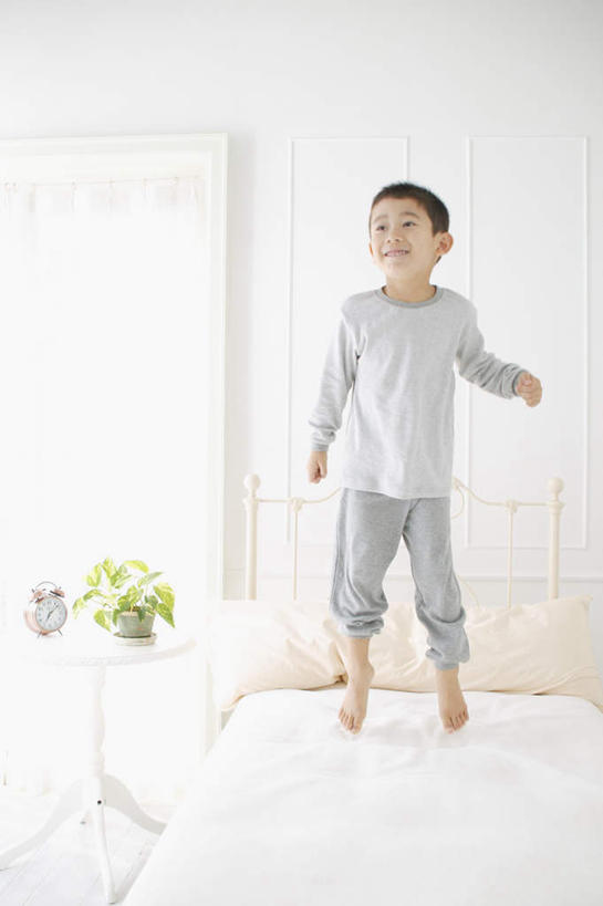 东方人,儿童,一个人,跳,笑,微笑,露齿笑,竖图,室内,白天,正面,纯洁,床,卧室,亚洲,仅一个男性,仅一个人,服装,双人床,床单,半空,注视,休闲装,黄种人,被子,小孩,衣服,观察,看,仅一个小孩,休闲,休闲服,可爱,童年,童趣,服饰,观看,察看,被单,关注,童真,烂漫,无邪,天真,男孩,男人,男性,亚洲人,孩子,跳跃,彩图,全身,睡房,卧房,男生