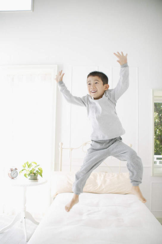 东方人,儿童,一个人,跳,伸展双臂,竖图,室内,白天,正面,纯洁,床,卧室,亚洲,仅一个男性,仅一个人,服装,双人床,床单,半空,注视,休闲装,黄种人,被子,小孩,衣服,观察,看,仅一个小孩,休闲,休闲服,可爱,童年,童趣,服饰,观看,察看,被单,关注,童真,烂漫,无邪,天真,男孩,男人,男性,亚洲人,孩子,敞开双臂,伸开双臂,跳跃,展开双肩,张开手臂,张开双臂,彩图,全身,睡房,卧房,男生