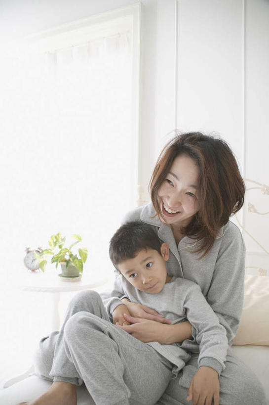 东方人,儿童,两个人,家庭,母亲,儿子,客厅,坐,抱,竖图,室内,白天,正面,纯洁,沙发,亚洲,服装,拿,拿着,注视,休闲装,黄种人,小孩,衣服,观察,看,休闲,温暖,温馨,母子,一家人,休闲服,可爱,母爱,童年,童趣,服饰,抱着,观看,和睦,察看,起居室,搂着,关注,童真,烂漫,无邪,天真,男孩,年轻女性,女人,女性,亚洲人,孩子,年轻人,搂,搂抱,坐着,半身,彩图,融洽,男生,皮沙发