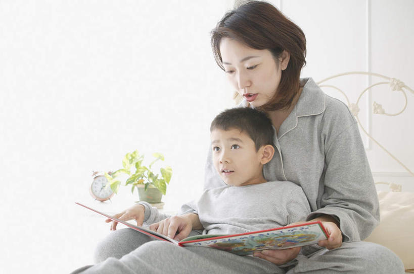 东方人,儿童,两个人,家庭,母亲,儿子,客厅,坐,横图,室内,白天,正面,看书,阅读,纯洁,植物,床,书籍,亚洲,学习,服装,盆栽,双人床,床单,盆景,拿,拿着,注视,休闲装,黄种人,被子,小孩,衣服,绿色,自然,书本,观察,看,休闲,温暖,温馨,母子,一家人,休闲服,可爱,母爱,童年,童趣,读书,浏览,服饰,生长,成长,观看,和睦,察看,起居室,被单,关注,童真,烂漫,无邪,天真,男孩,年轻女性,女人,女性,亚洲人,孩子,年轻人,书,图书,坐着,半身,彩图,融洽,男生