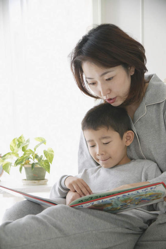 东方人,儿童,两个人,家庭,母亲,儿子,客厅,坐,竖图,室内,白天,正面,看书,阅读,纯洁,植物,床,书籍,亚洲,学习,服装,盆栽,双人床,床单,盆景,拿,拿着,注视,休闲装,黄种人,被子,小孩,衣服,绿色,自然,书本,观察,看,休闲,温暖,温馨,母子,一家人,休闲服,可爱,母爱,童年,童趣,读书,浏览,服饰,生长,成长,观看,和睦,察看,起居室,被单,关注,童真,烂漫,无邪,天真,男孩,年轻女性,女人,女性,亚洲人,孩子,年轻人,书,图书,坐着,半身,彩图,融洽,男生