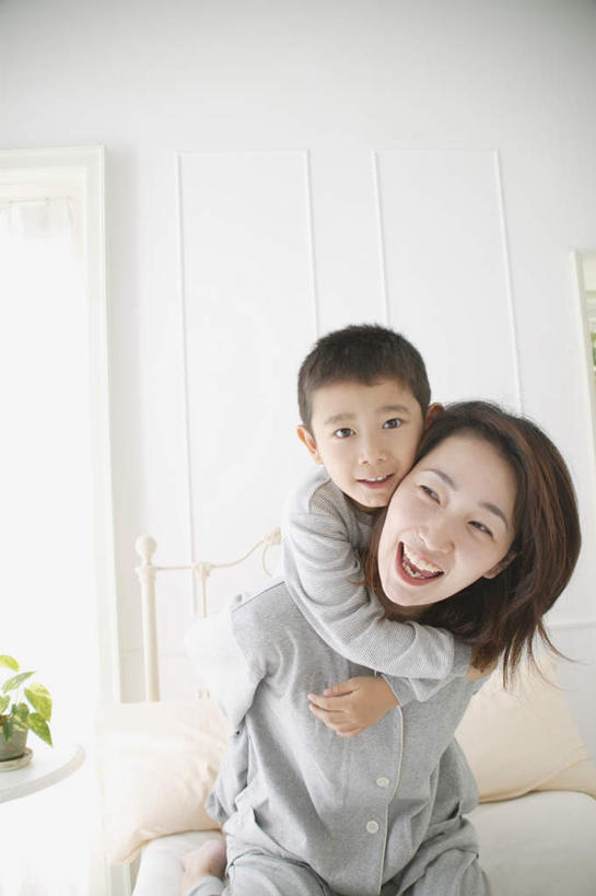 东方人,儿童,两个人,家庭,母亲,儿子,客厅,站,抱,笑,微笑,露齿笑,竖图,室内,白天,正面,纯洁,沙发,亚洲,服装,注视,休闲装,黄种人,小孩,衣服,观察,看,站着,休闲,温暖,温馨,母子,一家人,休闲服,可爱,母爱,童年,童趣,服饰,抱着,观看,和睦,察看,起居室,搂着,关注,童真,烂漫,无邪,天真,男孩,年轻女性,女人,女性,亚洲人,孩子,年轻人,搂,搂抱,半身,彩图,融洽,男生,皮沙发