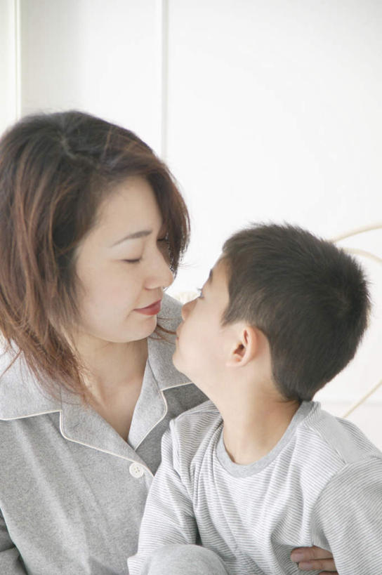 东方人,儿童,两个人,家庭,母亲,儿子,坐,竖图,室内,白天,正面,纯洁,亚洲,服装,注视,休闲装,黄种人,相视,小孩,衣服,观察,看,休闲,温暖,温馨,母子,一家人,面对面,休闲服,可爱,母爱,童年,童趣,服饰,观看,对视,和睦,察看,关注,相对,童真,烂漫,无邪,相看,天真,男孩,年轻女性,女人,女性,亚洲人,孩子,年轻人,坐着,半身,彩图,融洽,男生