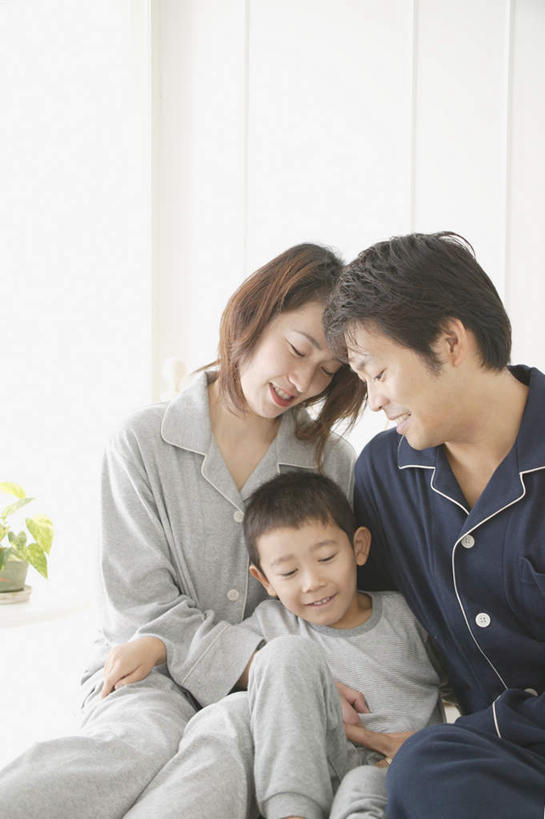 东方人,儿童,三个人,家庭,夫妻,母亲,父亲,儿子,坐,笑,微笑,露齿笑,竖图,室内,白天,正面,爱情,纯洁,床,卧室,亚洲,服装,双人床,床单,浪漫,注视,休闲装,黄种人,被子,小孩,衣服,观察,看,休闲,温暖,温馨,父子,母子,三口之家,一家人,休闲服,恩爱,父爱,可爱,母爱,童年,童趣,恋人,服饰,观看,和睦,察看,被单,关注,童真,烂漫,无邪,天真,男孩,男人,男性,年轻男性,年轻女性,女人,女性,亚洲人,孩子,年轻人,夫妇,情侣,坐着,半身,彩图,睡房,卧房,伴侣,融洽,男生
