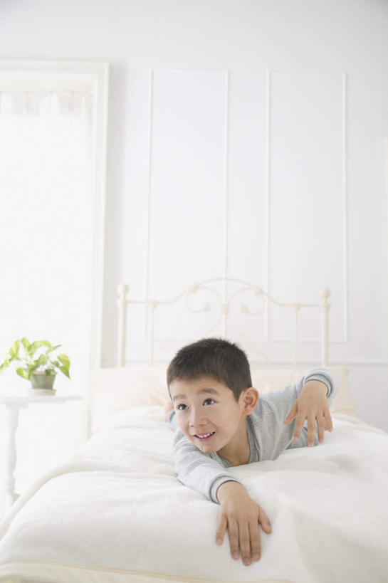 东方人,儿童,一个人,竖图,室内,白天,正面,纯洁,床,卧室,亚洲,仅一个男性,仅一个人,服装,双人床,床单,注视,休闲装,黄种人,被子,小孩,衣服,观察,看,趴着,仅一个小孩,休闲,休闲服,可爱,童年,童趣,服饰,观看,察看,被单,关注,童真,烂漫,无邪,天真,男孩,男人,男性,亚洲人,孩子,趴,彩图,全身,睡房,卧房,男生